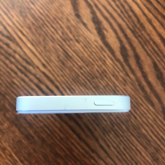 iPhone 5 SE model A1723 - Picture 4 of 8